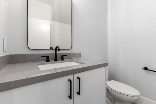 Building Photo - 164 E Lexington Ave