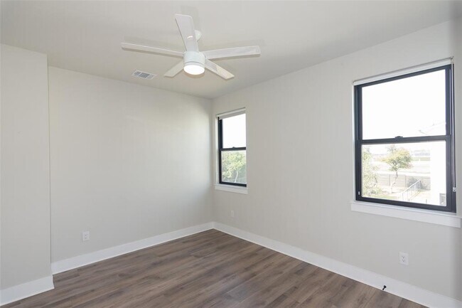 Building Photo - 2802 Lawrence Dr