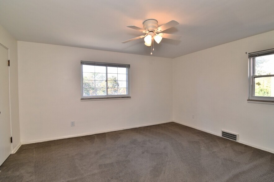Building Photo - 2027 Riverside Dr