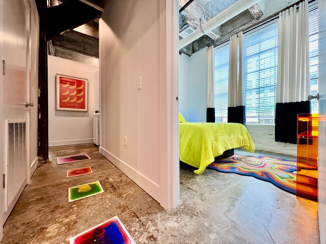 Building Photo - Swanky, Funky, Groovy, loft space Cincinna...