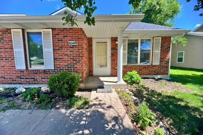 Building Photo - 2509 Hollyhock Dr