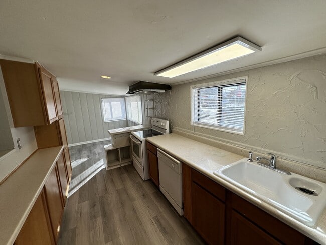 Building Photo - AVAILABLE JULY! Student Housing near DU Campus!