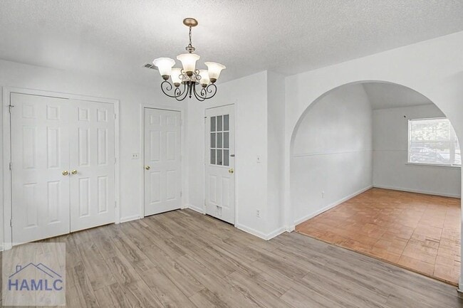 Building Photo - 342 Sheila Dr