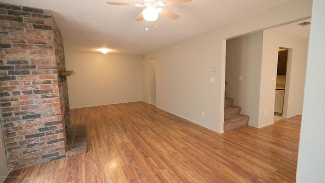 Living room - 2003 Hardy St