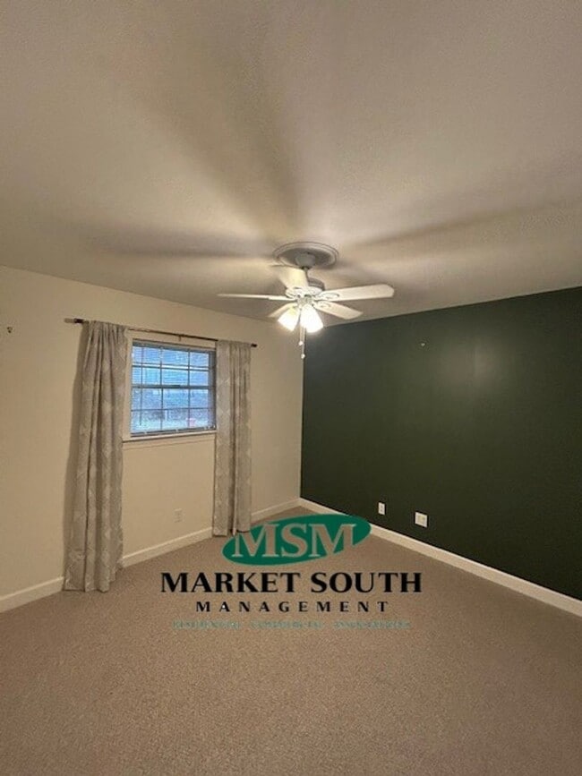 Building Photo - UPDATED MIDTOWN BEAUTY!!