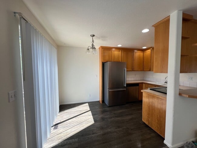 Building Photo - 3 Bedroom 2 Bath Duplex in Springfield on a cul-de-sac