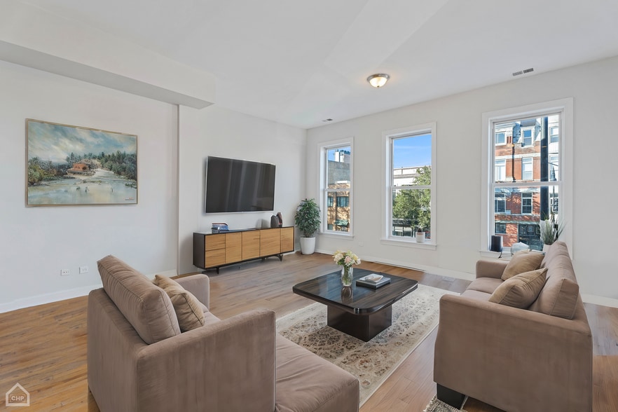 Building Photo - 2601 W North Ave