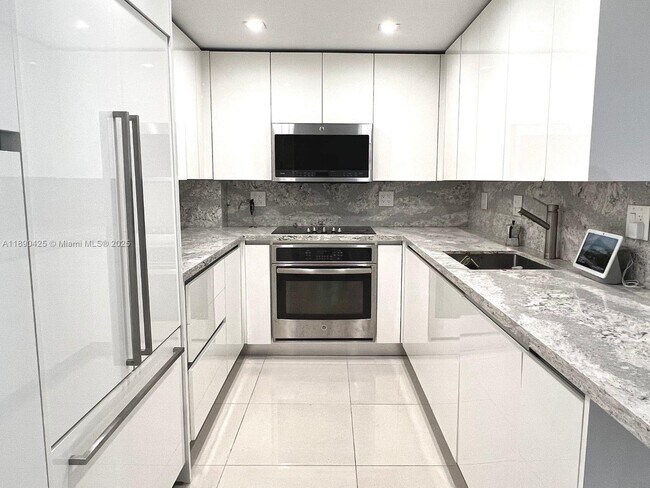 Building Photo - 1965 S Ocean Dr