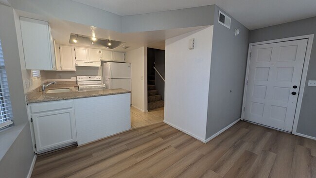 Building Photo - 3 Bedroom Townhome Near W University Dr and S Hardy Dr!