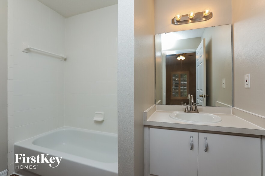 Building Photo - 1332 Umbrella Tree Dr