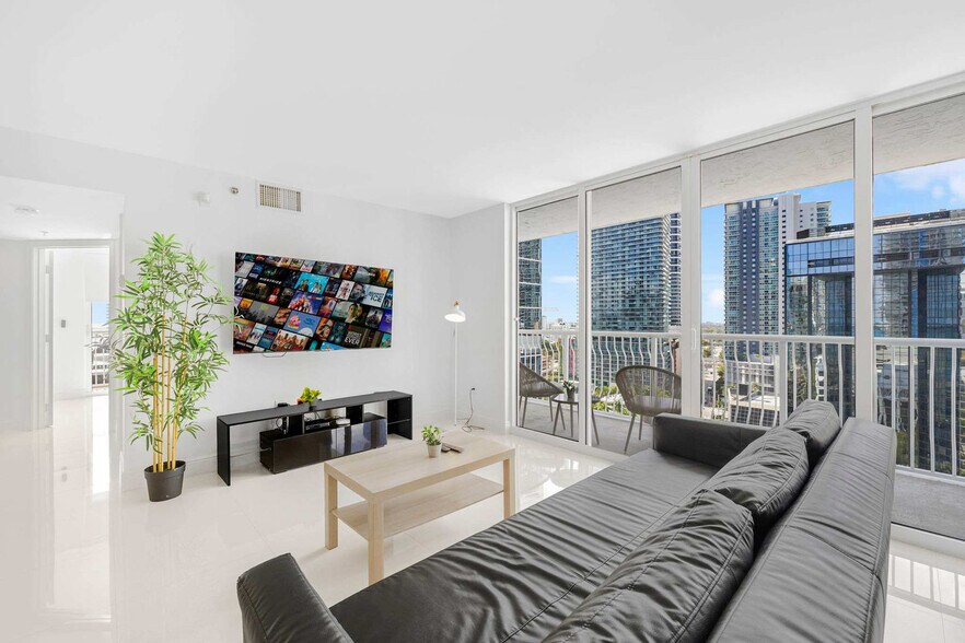 Building Photo - 1200 Brickell Bay Dr