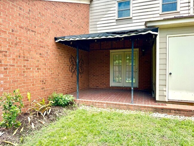 Building Photo - LIVE IN THE HEART OF FOREST ACRES