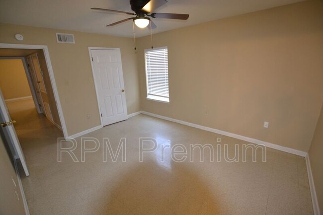 Building Photo - 2150 N Sherwood Forest Dr