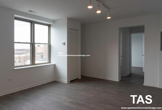 Building Photo - 940 W Winona St