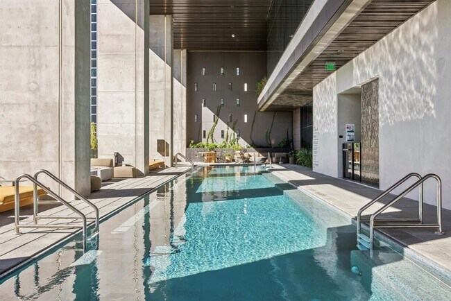 Building Photo - 610 Davis St