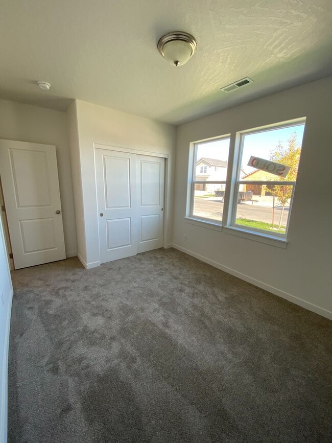 Building Photo - SINGLE FAMILY RANCHER ON ARROW LEAF (APP#146)