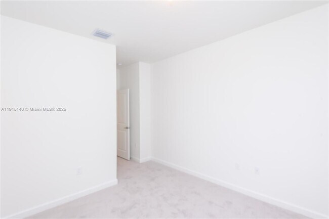 Building Photo - 2636 SE 8th Ct