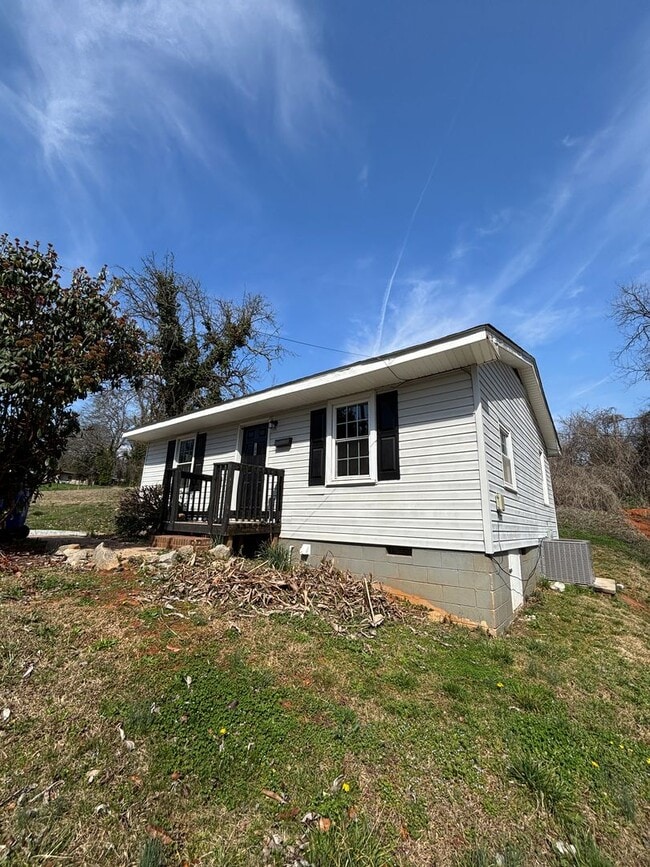 Building Photo - Newly Renovated!