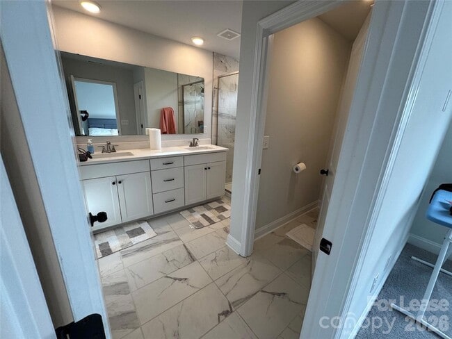 Building Photo - 335 Ladybird Ln