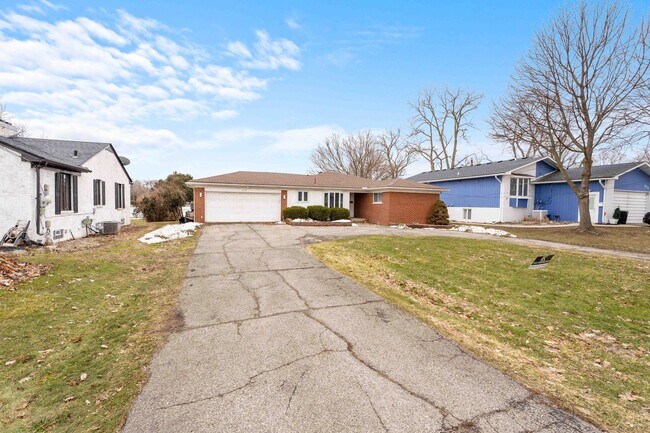 Building Photo - 3BD | 3BTH - HOT TUB - WATER FRONT - NEWLY RENOVATED - ON SYLVAN LAKE