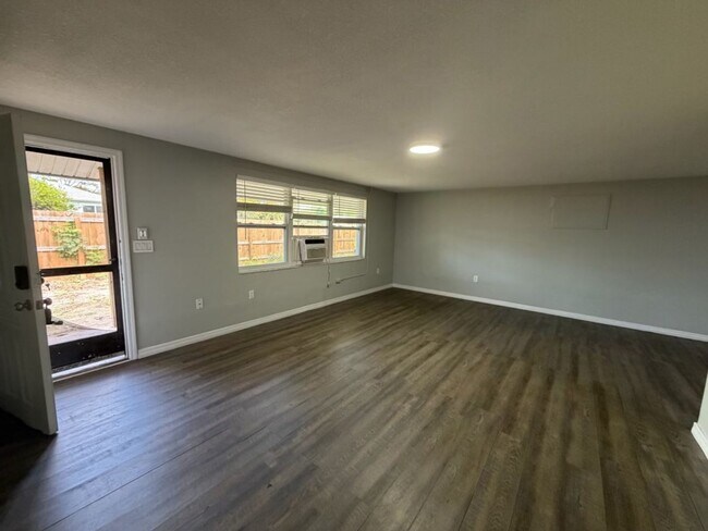 Building Photo - 702 21st Ave W