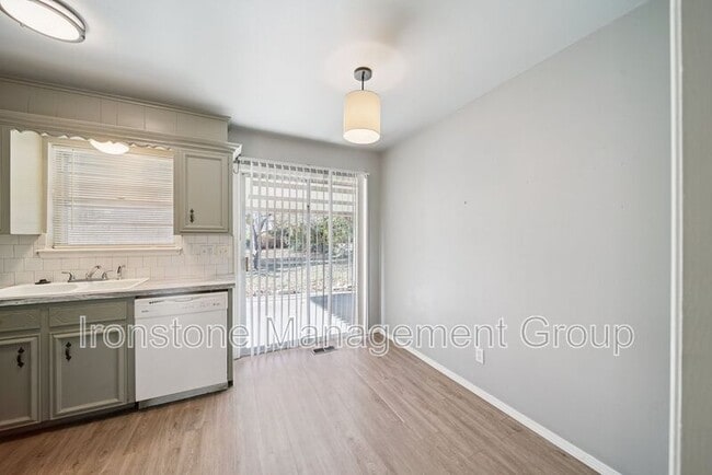 Building Photo - 5822 E 35th St