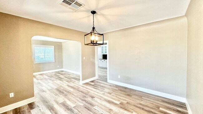 Building Photo - Lovely Single-Story Country Home on Wide Open Space with Detached Garage Space!
