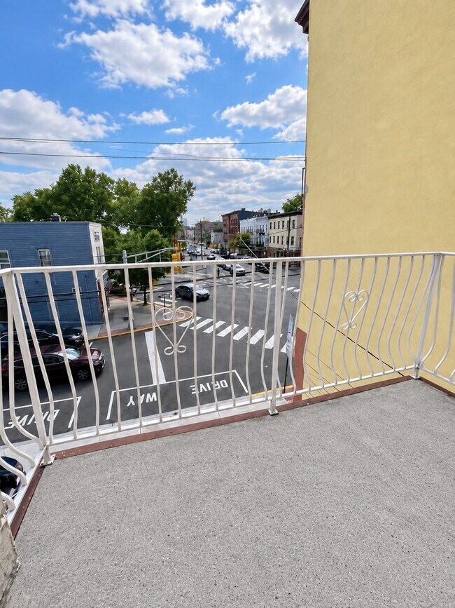 Building Photo - 612 3rd St