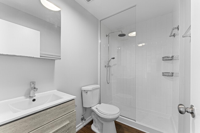 Building Photo - 6134 N Kenmore Ave