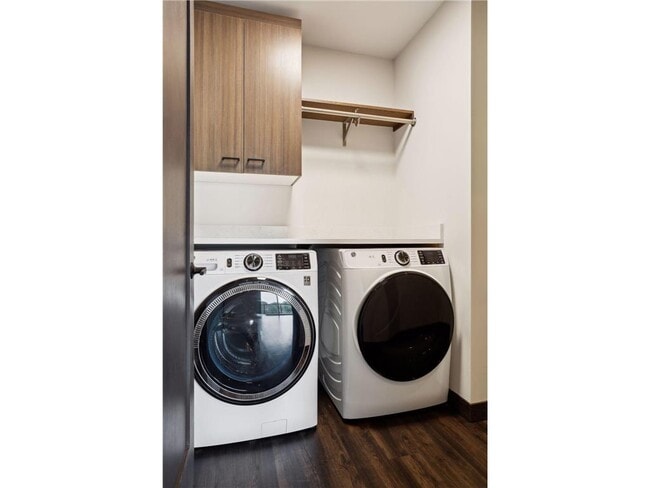 Building Photo - 253 Lake St E