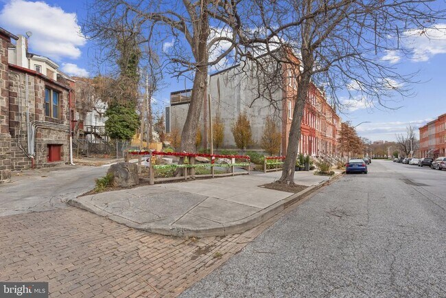 Building Photo - 737 Dolphin St