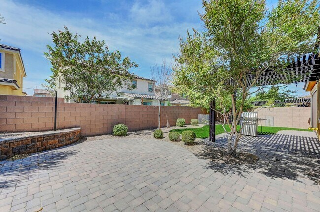 Building Photo - 4 bedroom home with 2 primary bedrooms! On...