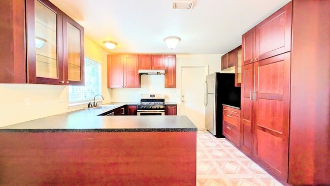 Building Photo - Beautiful 3BD/2BTH Single Family Home on C...