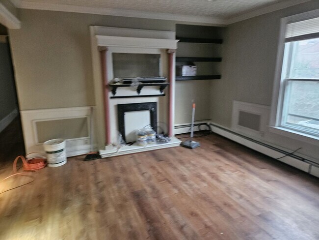 Building Photo - 3 Bedroom with off-street Parking on Park Ave