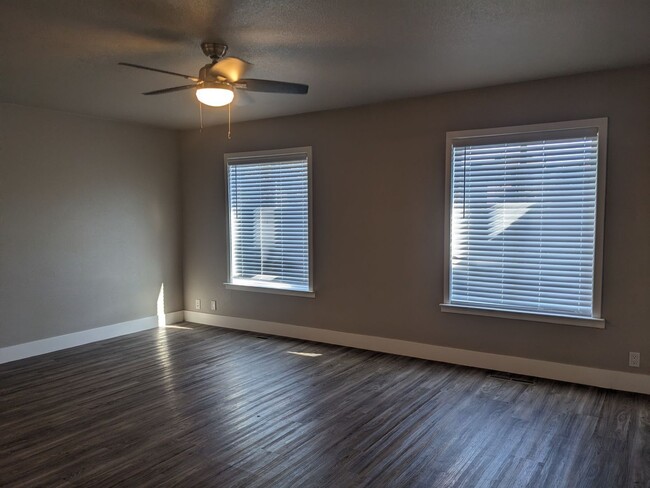 Building Photo - Move-in Special *$250 off of first-month r...