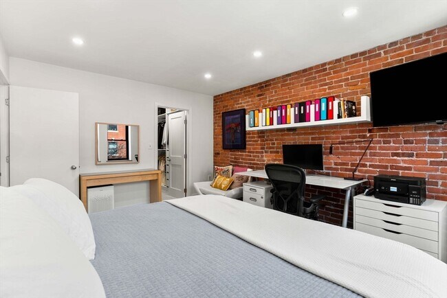 Building Photo - 84 Gainsborough St