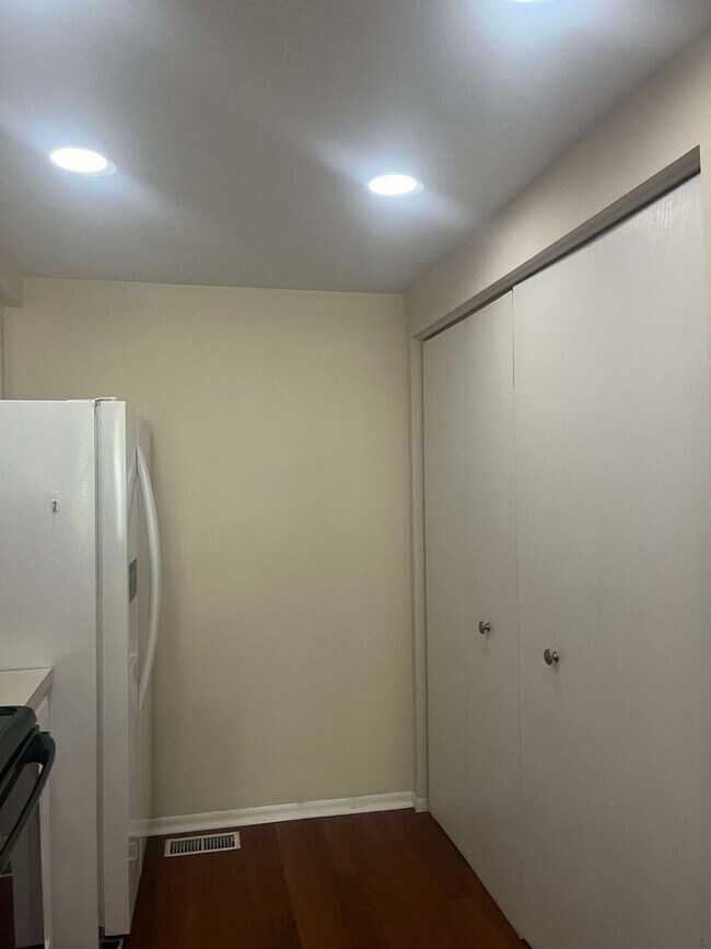 Building Photo - Updated and bright two bedroom condo