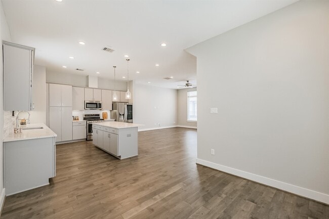 Building Photo - 1305 Mayfair Clarkson Ln