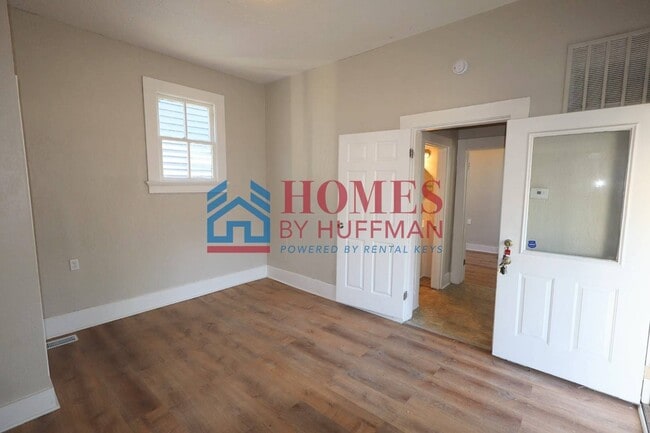 Building Photo - Two Bedroom House | Garage