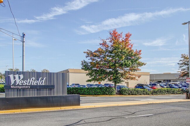 Building Photo - 7400 Lakeview Dr