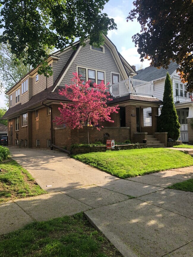 Primary Photo - 1825 E Newton Ave