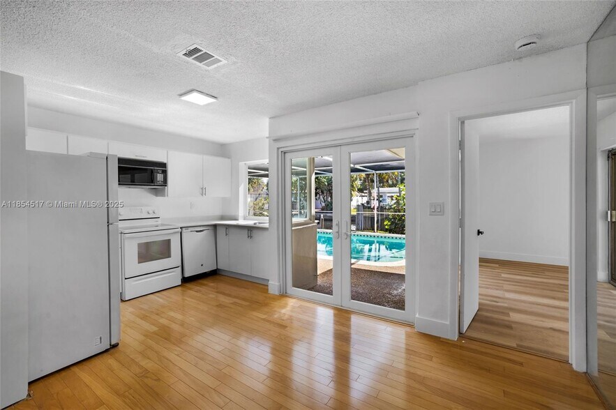 Building Photo - 2020 NW 33rd Ct