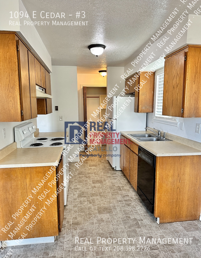 Building Photo - 2 Bedroom 1 bath Apartment - Dog Friendly