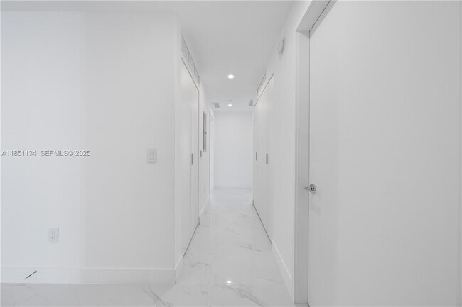 Building Photo - 700 NE 24th St