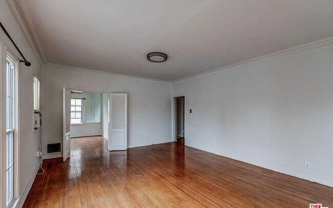 Building Photo - 201 S Doheny Dr