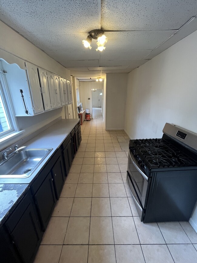 Building Photo - 27 Caroline St