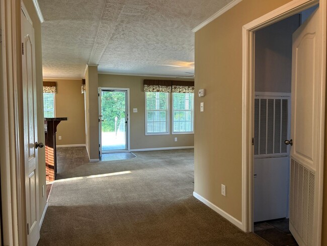 Building Photo - Move in Ready - 2 Bedroom/2 Bath