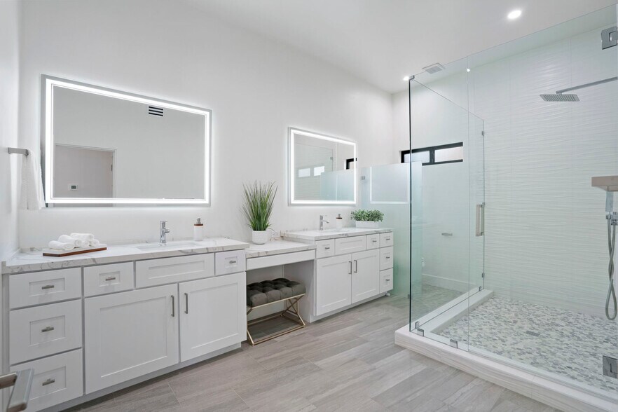 Donwstairs Shared Bathroom - 4386 Newport Ave