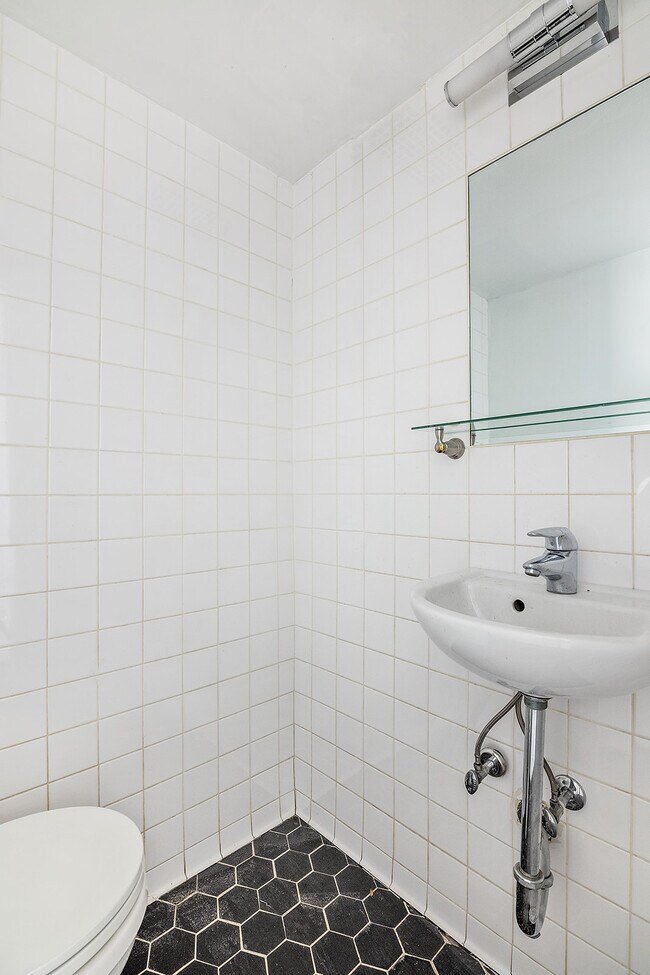 Building Photo - 217 E 31st St