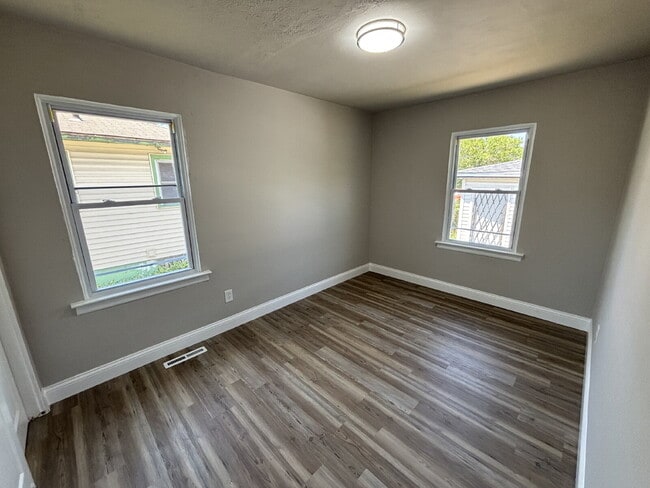 Building Photo - Charming 4-bed House in Gary!